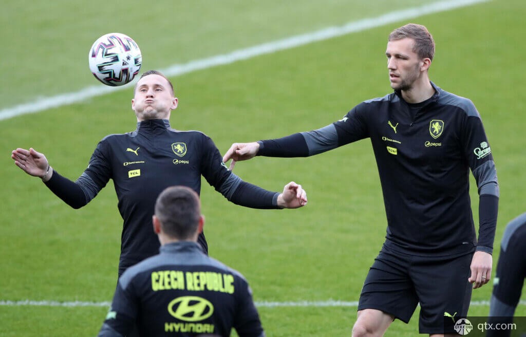 足球比赛中 足球比赛中