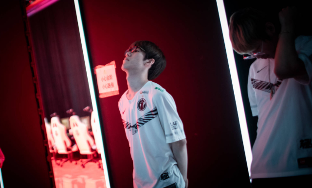 上表现得更 上表现得更